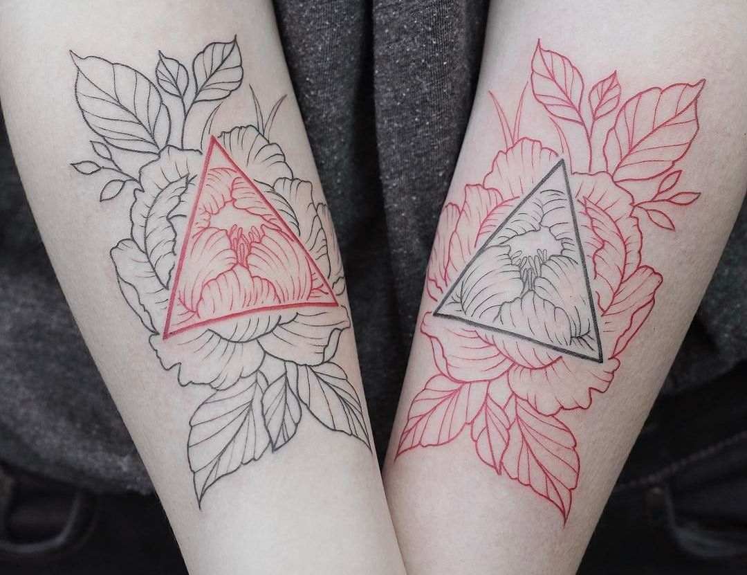 زهرية وهندسية مع مثلثات باللونين الأسود والأحمر