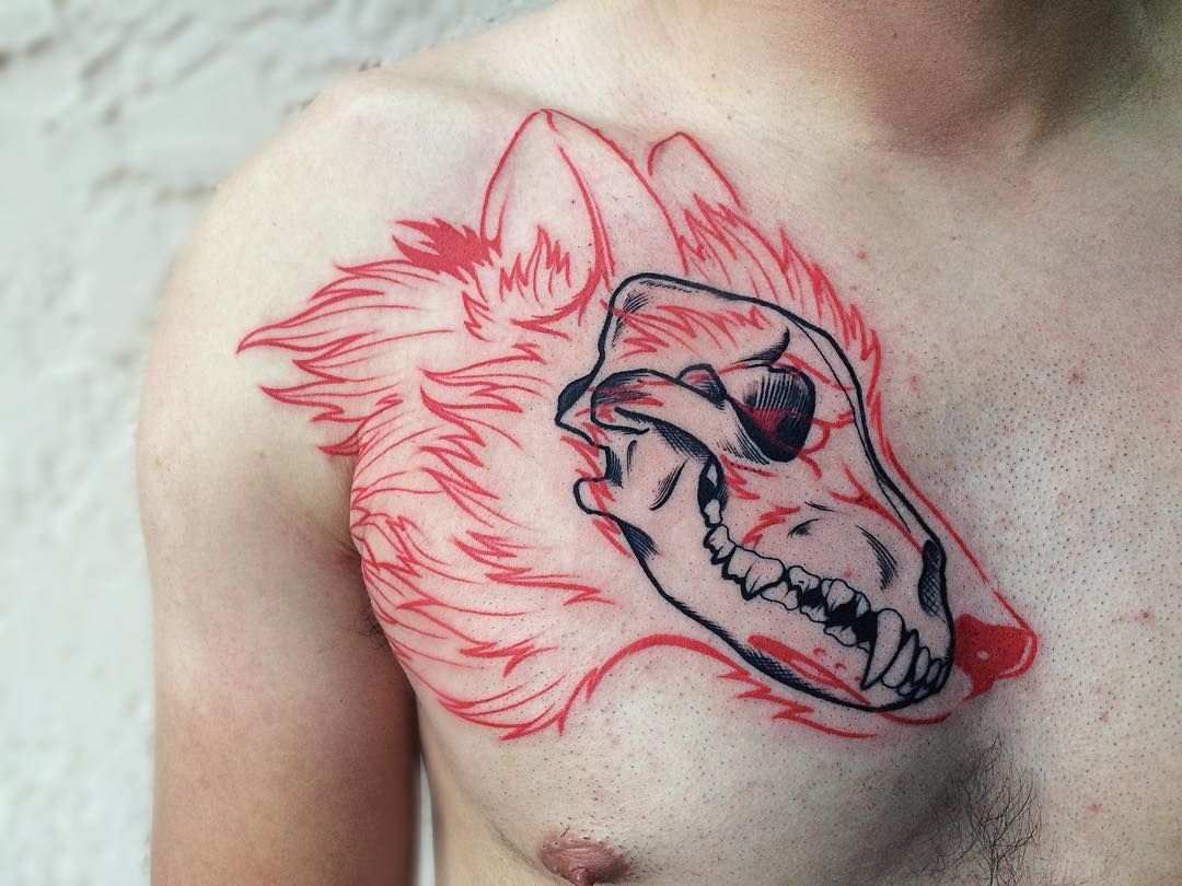 الذئب الأحمر مع جمجمة سوداء على صدره