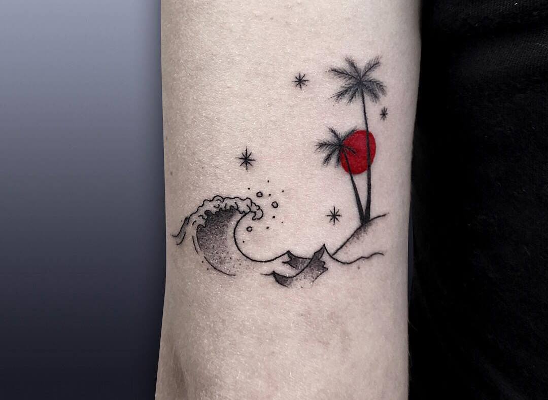 القمر الأحمر كنبرة لعنصر مع جزيرة وشجرة نخيل ونجوم وموجة