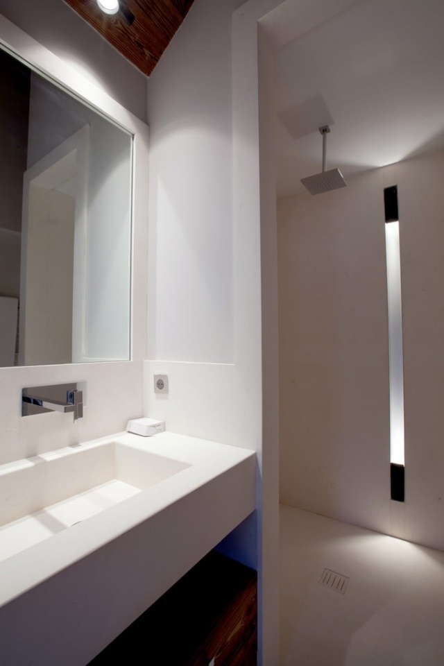 تصميم الحمام مغسلة بيضاء في تصميم خطي الجدار ضوء led