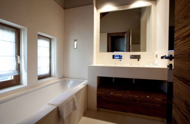 قم بإعداد غرفة الحمام ذات التفاصيل الريفية المصنوعة من الخشب