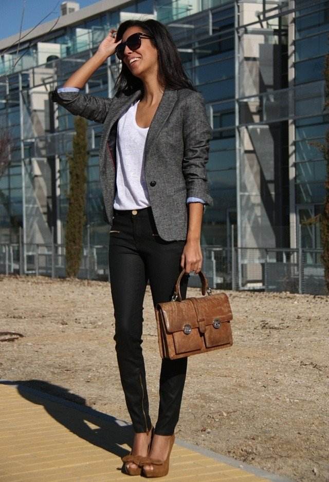 Treggings-white-blouse-grey-blazer-peep-toe-high-heeel-made of-suede-leather