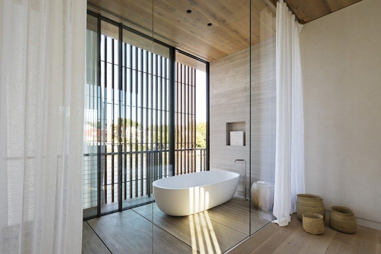 حمام جدار زجاجي حوض الاستحمام قائما بذاته سقف خشبي