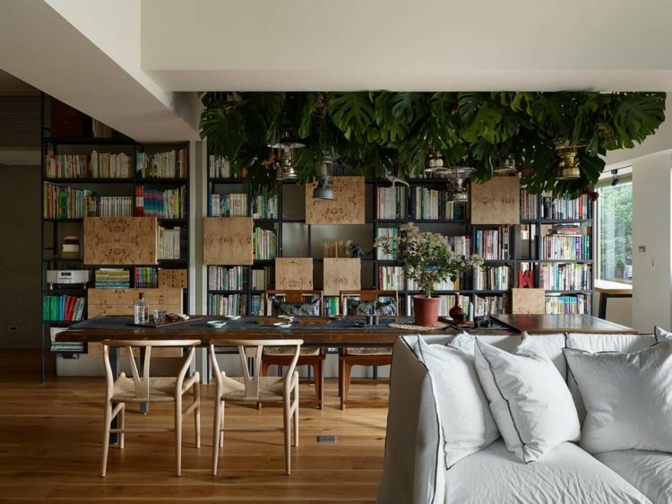 أبواب منزلقة خشبية ، رف جداري ، رف كتب ، سقف ، تصميم ، نباتات منزلية غريبة