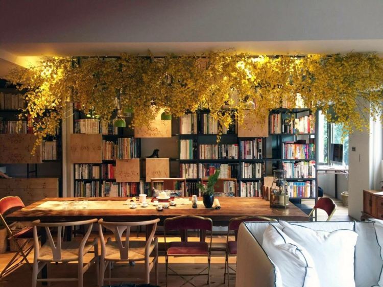 أبواب منزلقة خشبية - طاولة طعام - فكرة - زهور - صفراء - زخرفة السقف