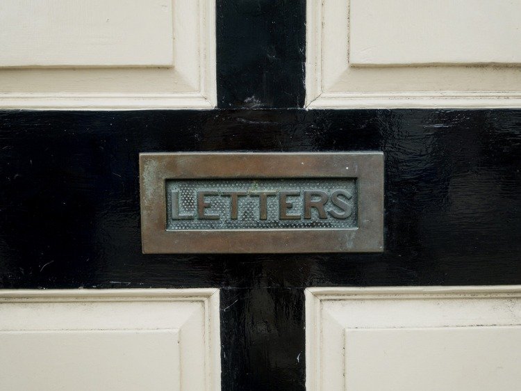 نقش يوقع نفسك على صندوق بريد رسائل المنزل