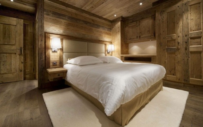 سجاد سرير بتصميم خشب داكن اللون ابيض