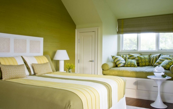 التصميم الداخلي لغرفة النوم الصغيرة وسائد حائط خضراء خزانة ملابس مدمجة