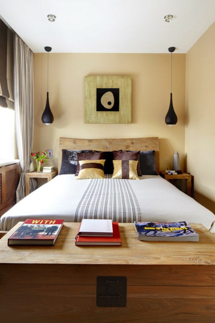 غرفة نوم ملونة مريحة سرير صغير الصدر رمي الوسائد