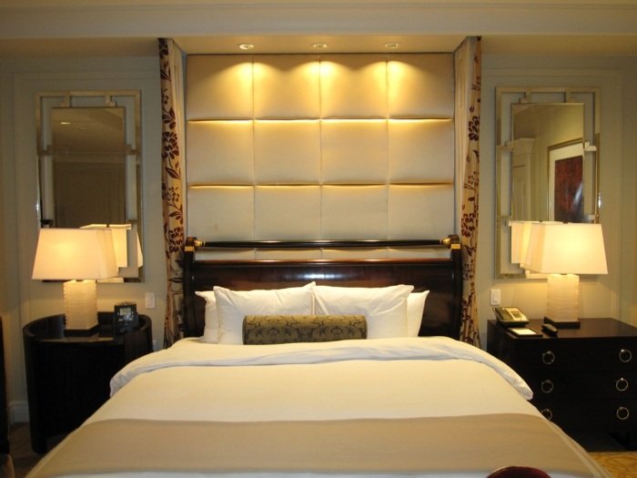 غرفة نوم تصميم اللوح الأمامي الحديث المفروشات السرير مصباح