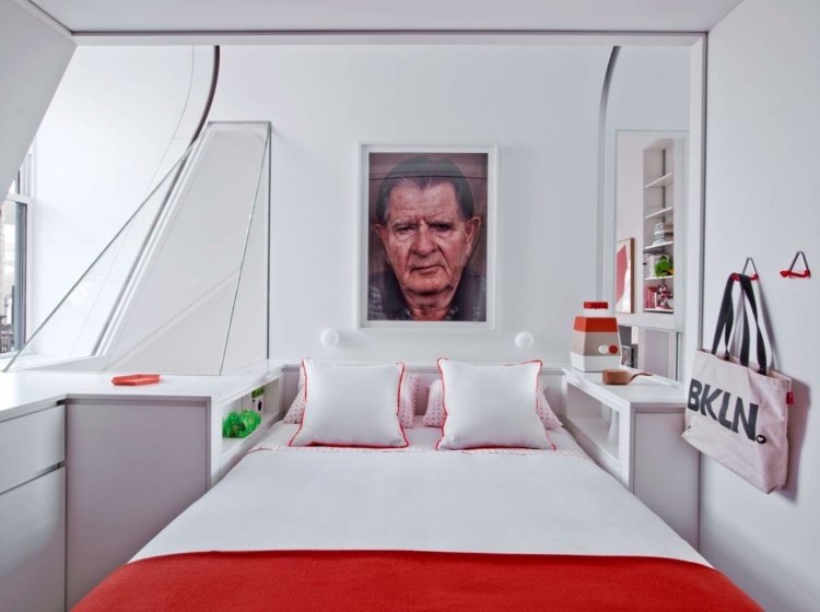 تصميم غرفة نوم فكرة صغيرة المفروشات البيضاء خزائن مدمجة باللون الأحمر