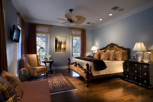 غرفة نوم كلاسيكية - سرير خشبي - سجاد - أرضيات - طلى - أغطية خشبية