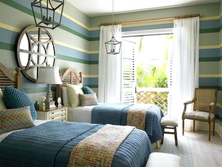 خطوط باللونين الأزرق والأبيض والرمل نصائح تصميم غرفة نوم البحر الأبيض المتوسط