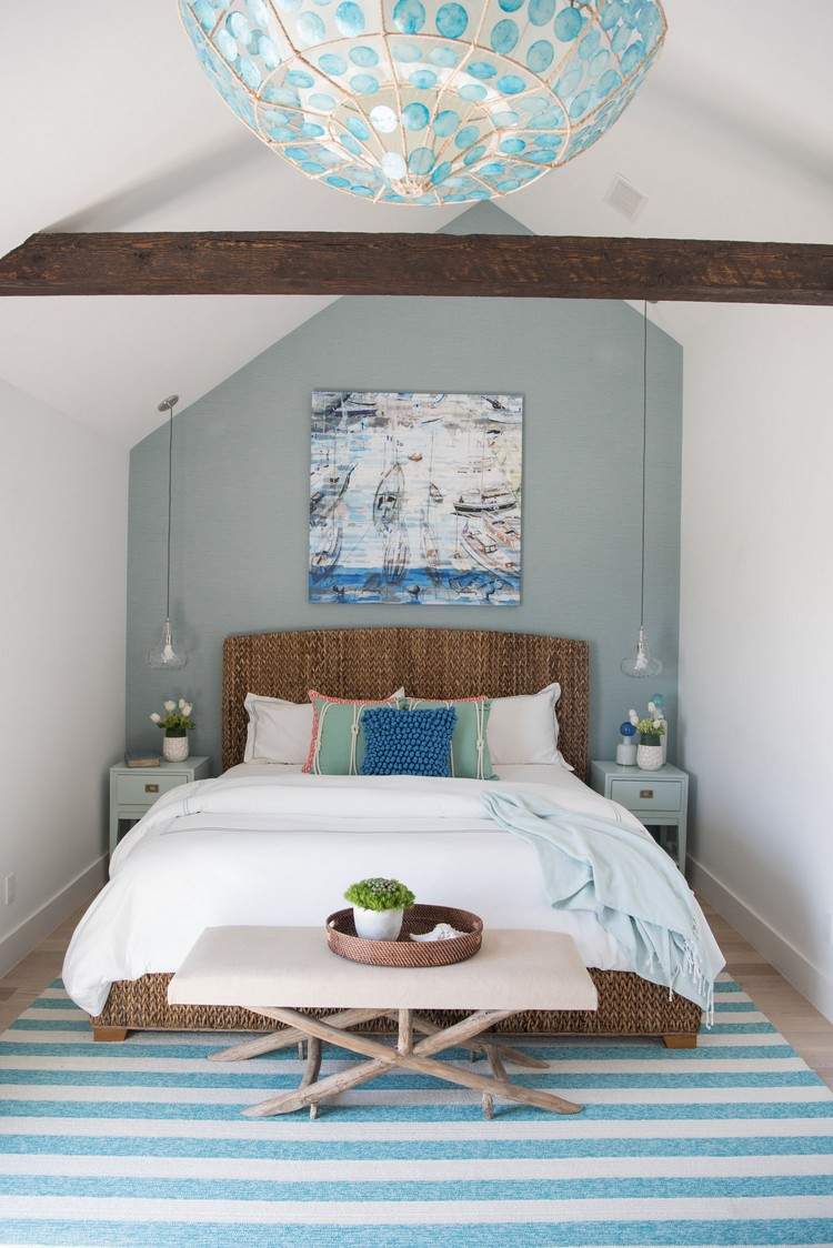 طلاء جدران غرفة النوم الصغيرة باللونين الأزرق والأبيض