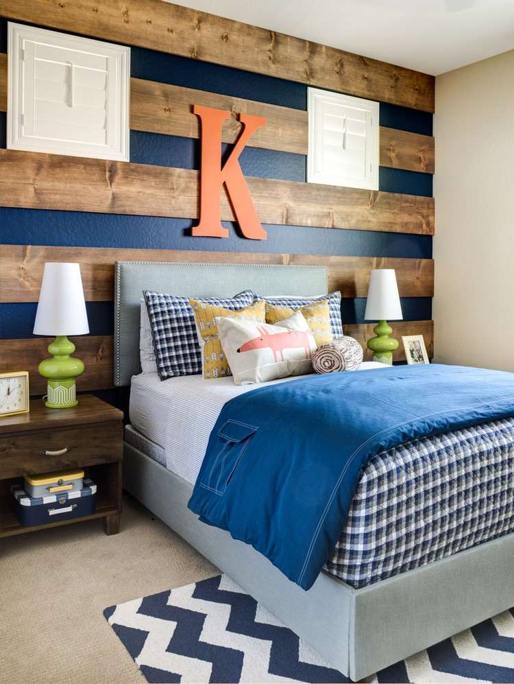 غرف النوم ذات الجدران المميزة باللون الأزرق الكوبالتي والأفكار التصميمية للطلاء الخشبي بأسلوب البحر الأبيض المتوسط