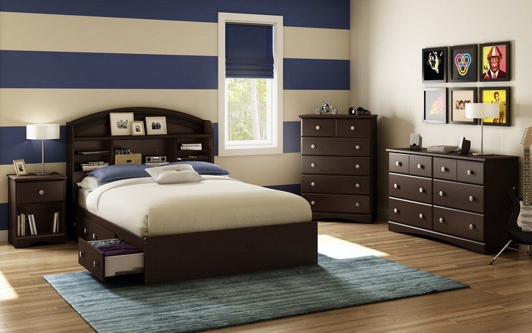 دهان خطوط باللونين الأزرق الداكن والأبيض في غرفة النوم والأثاث مصنوع من خشب ينجي