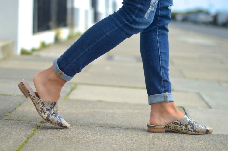 أحذية نمط الأفعى تجمع بين اتجاهات الموضة الجينز للمرأة