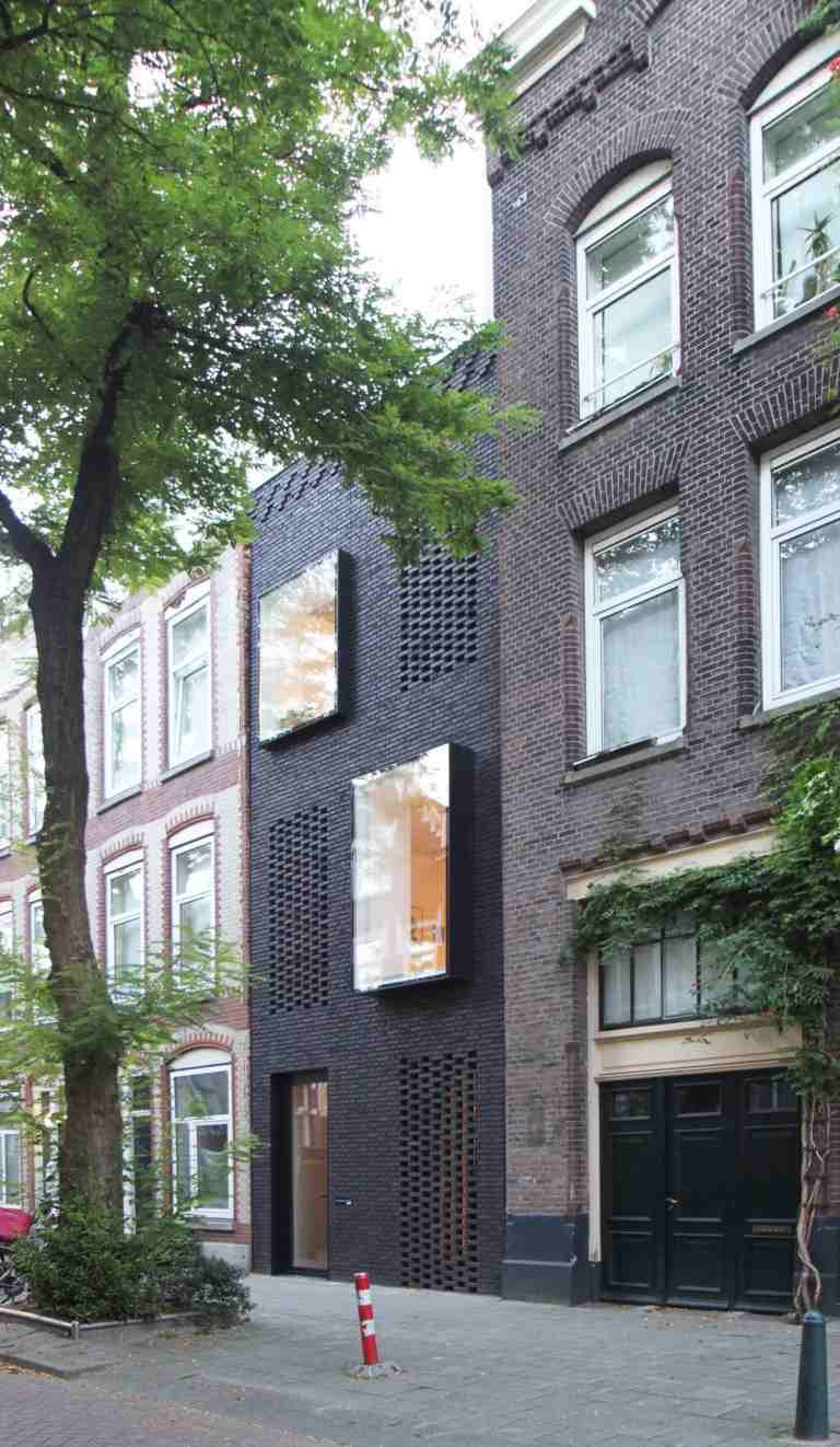 منازل ضيقة مصطفة في هولندا بواجهات من الطوب ونوافذ كبيرة
