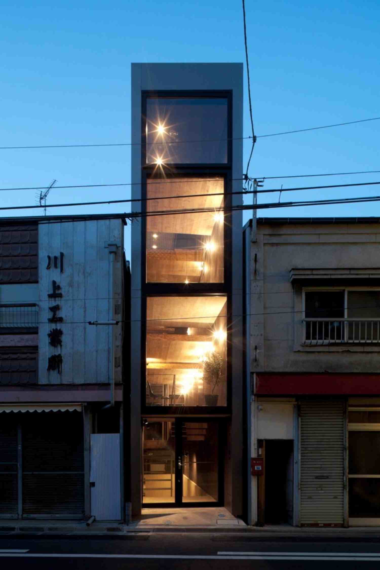 البيوت الضيقة لمخططات الطوابق الضيقة في اليابان تملأ الأرض الشاغرة عمليًا