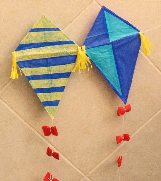 طائرات ورقية الرياح تتلاعب بزخارف الربيع - أفكار الحرف اليدوية للأطفال