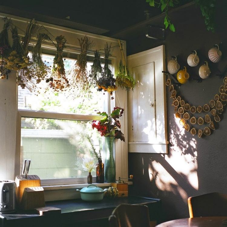 زخرفة النوافذ-الخريف-افعل ذلك بنفسك-العبث-الزهور-النباتات-جارلاند-البرتقال-شرائح-الجدار-الطلاء-الباذنجان