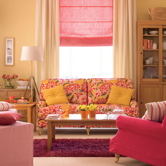 الألوان الزاهية الوردي غرفة المعيشة الزعفران الربيع