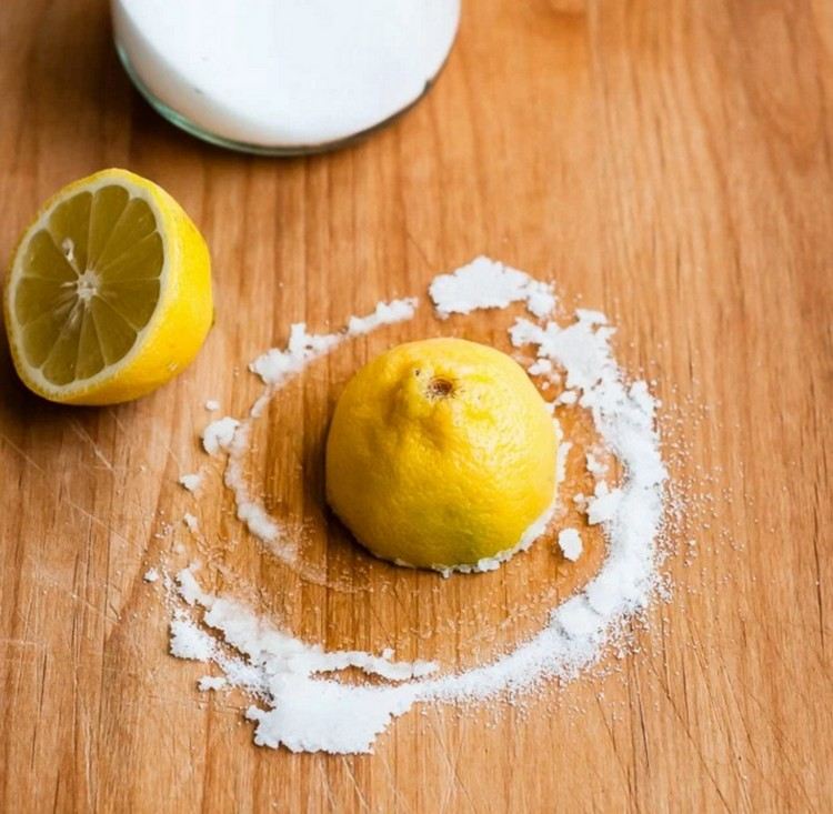 لوح تقطيع نظيف يعمل على تحييد روائح ملح الليمون