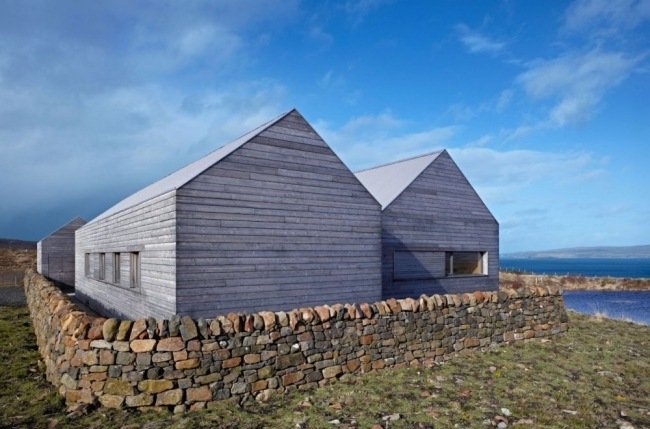 العمارة التقليدية العامية - منزل اسكتلندا مع إطلالة على سطح الجملون على البحر