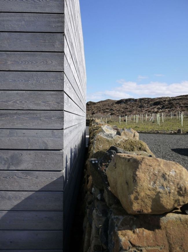 منزل خشبي حديث يطل على الطبيعة على جدار حديقة Isle of Skye