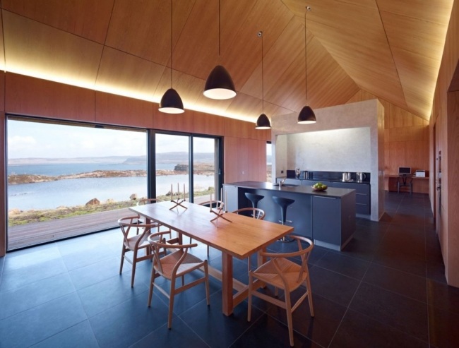 منزل سقف الجملون مصنوع من الخشب الصلب التصميم الداخلي للجزيرة بار طاولة الطعام الزجاج