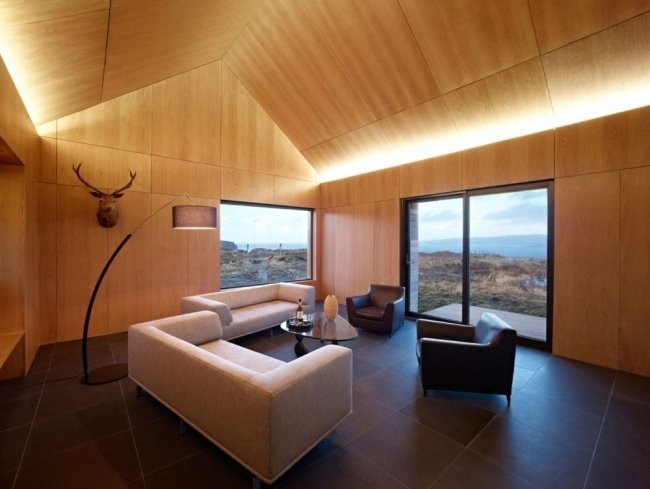 تصميم داخلي تقليدي لغرفة المعيشة ، سقف ذو تصميم مائل للضوء ، سقف بار -سقف