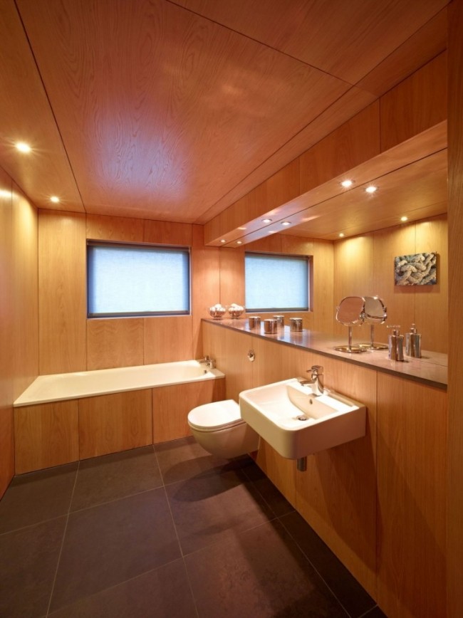 الحمام الخشبي جو حميمي حوض استحمام مدمج وألواح وطاولة مغسلة
