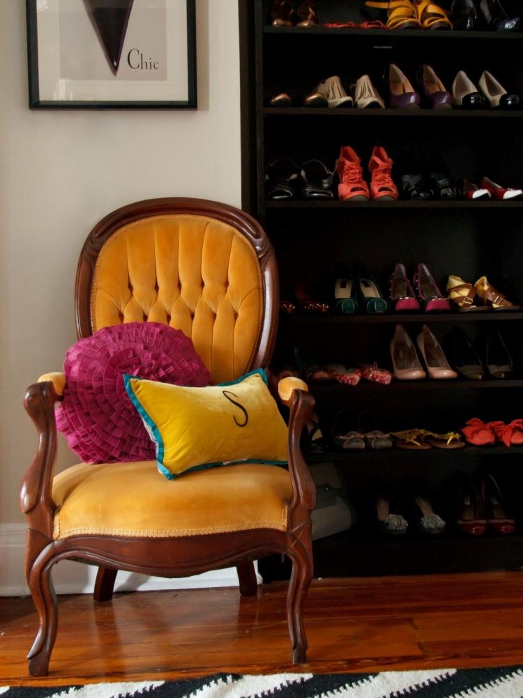تصميم رف أحذية - إبداعي - كرسي بذراعين - أنتيك - تنجيد - أرضيات خشبية - سجاد - أسود - أبيض