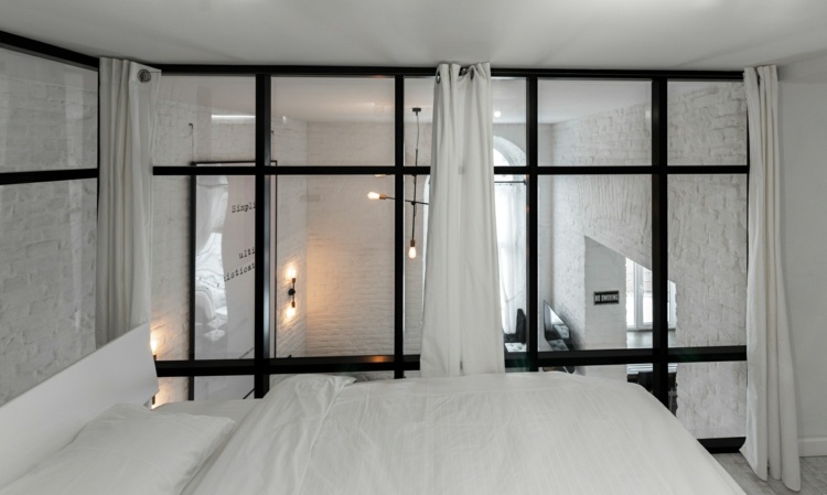 غرفة نوم أبيض وأسود تأثيث غرفة نوم شقة دور علوي جدار زجاجي حديث إطار فولاذي أسود