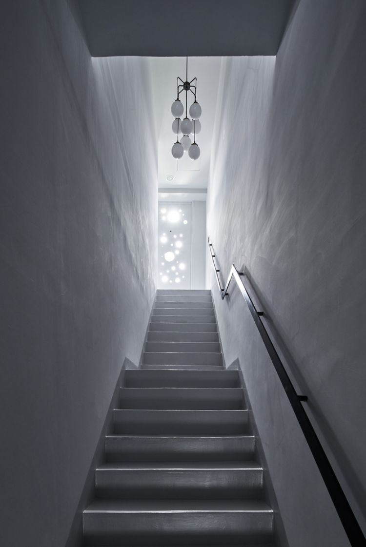 تصميم حديث للواجهة السوداء ، منزل مضاء ، تايوان ، دوائر تصميم ثقوب مستديرة بسيطة مستوحاة من ضوء السلالم لمشروع الهندسة المعمارية بالرش