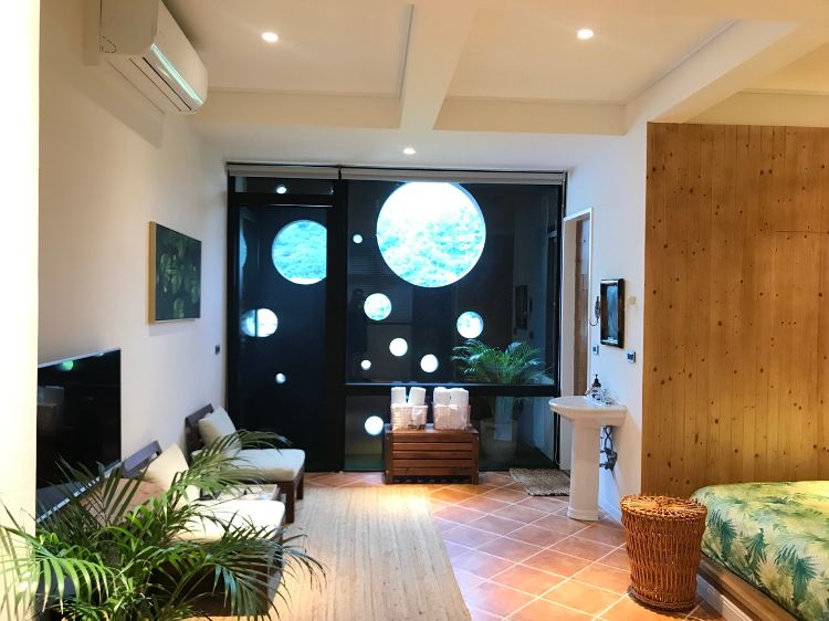 واجهة سوداء تصميم حديث من أونيكس مضاء منزل تايوان ذو فتحات مستديرة بسيطة ودوائر تصميم مستوحاة من غرفة نوم الهندسة المعمارية بالرش