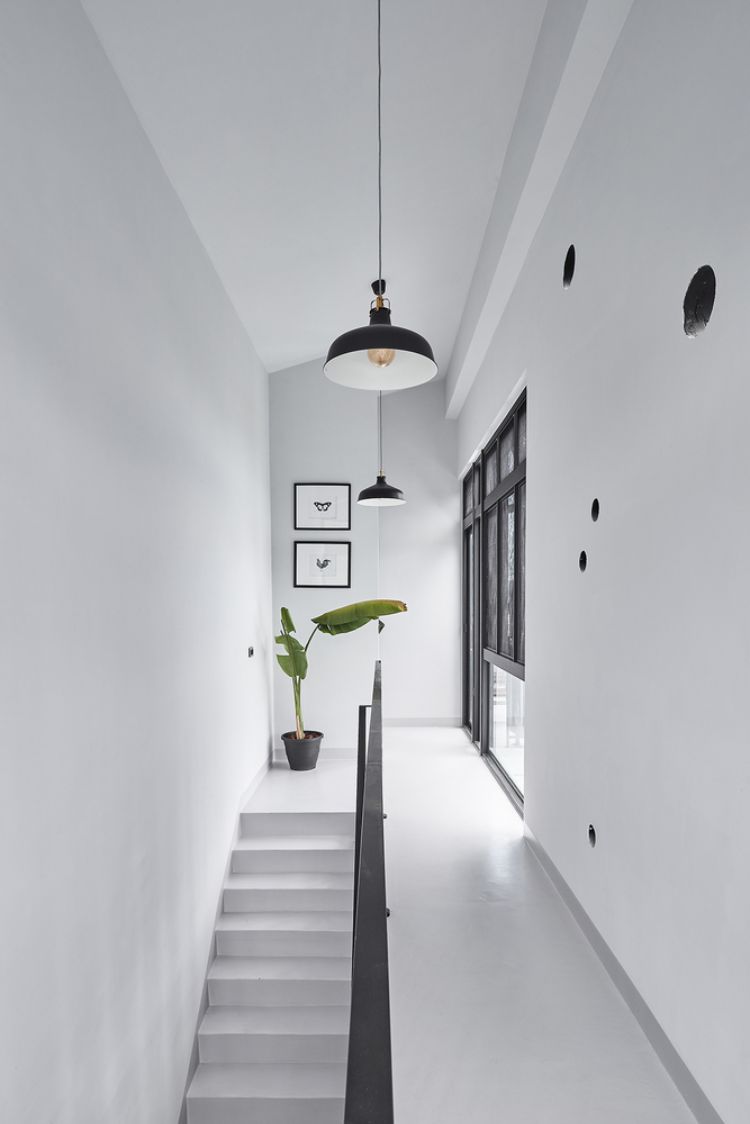 تصميم حديث للواجهة السوداء ، منزل مضاء ، تايوان ، دوائر تصميم ثقوب مستديرة بسيطة مستوحاة من السلالم الداخلية لمشروع الهندسة المعمارية بالرش