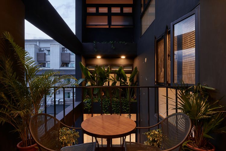 تصميم حديث للواجهة السوداء ، منزل مضاء ، تايوان ، دوائر تصميم ثقوب مستديرة بسيطة مستوحاة من نباتات شرفة مشروع الهندسة المعمارية بالرش