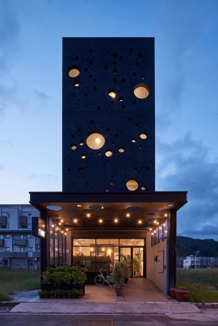 واجهة سوداء التصميم الحديث onyx مضاء منزل تايوان أضيق الحدود دوائر تصميم الثقوب المستديرة مستوحاة من المنظر الخارجي لمشروع الهندسة المعمارية بالرش