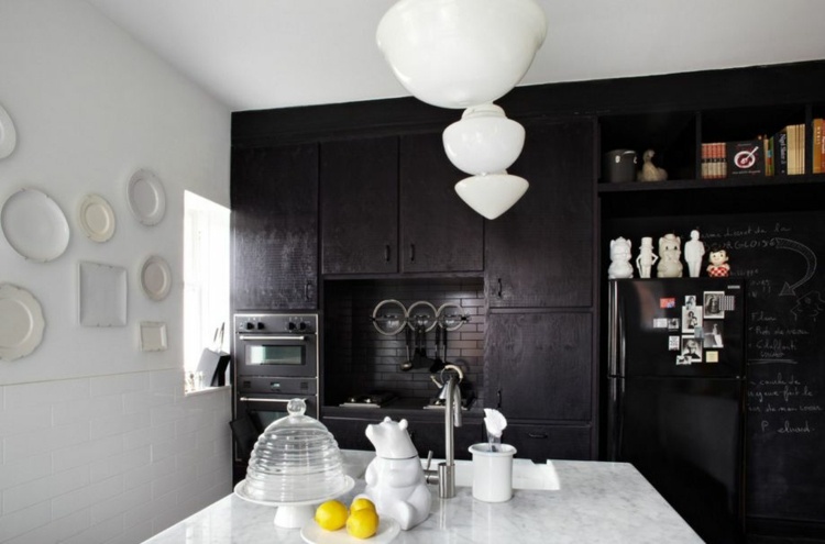أسود-مطبخ-أبيض-حائط-رخام-سطح عمل-مطبخ جزيرة-أسود-واجهات-ثلاجة