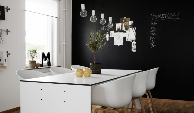 لون الحائط الأسود والأثاث الأبيض غرفة الطعام الحديثة eames الكراسي