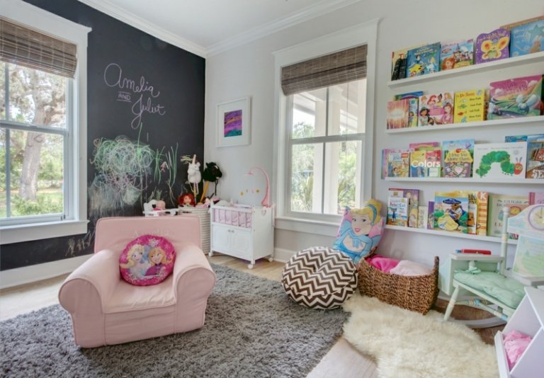 لون الحائط الأسود غرفة الأطفال فتاة الوردي أرفف الكتب كرسي بذراعين