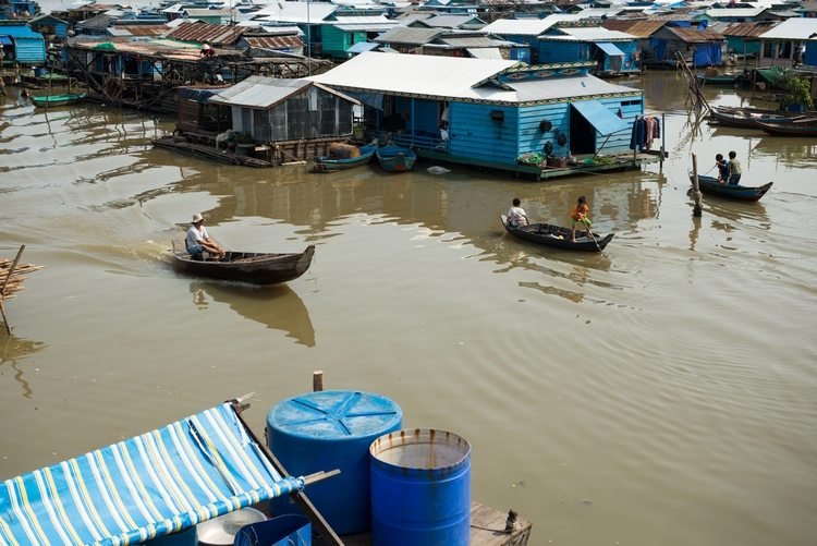 مدينة عائمة بها قوارب ومنازل قديمة على نهر في المنطقة الآسيوية