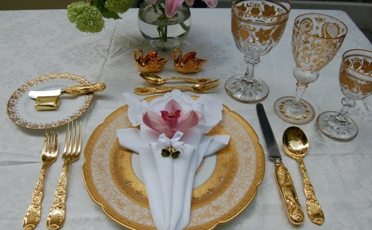 مناديل قابلة للطي باللون الأبيض من الذهب الوردي والأوركيد وأدوات المائدة الفخارية