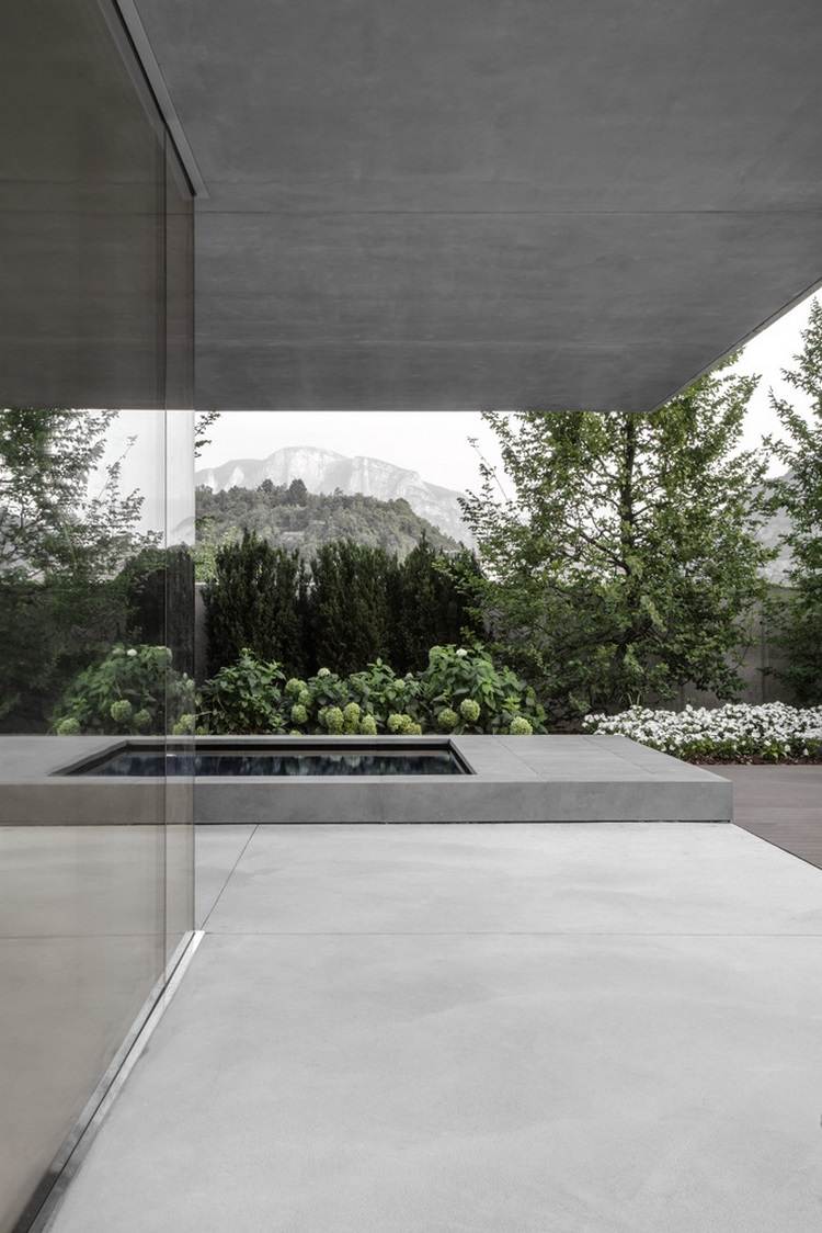 منزل خرساني مكشوف casa mf نوافذ زجاجية كبيرة حديثة نباتات تصميم بسيط تجمع زهور الجبال
