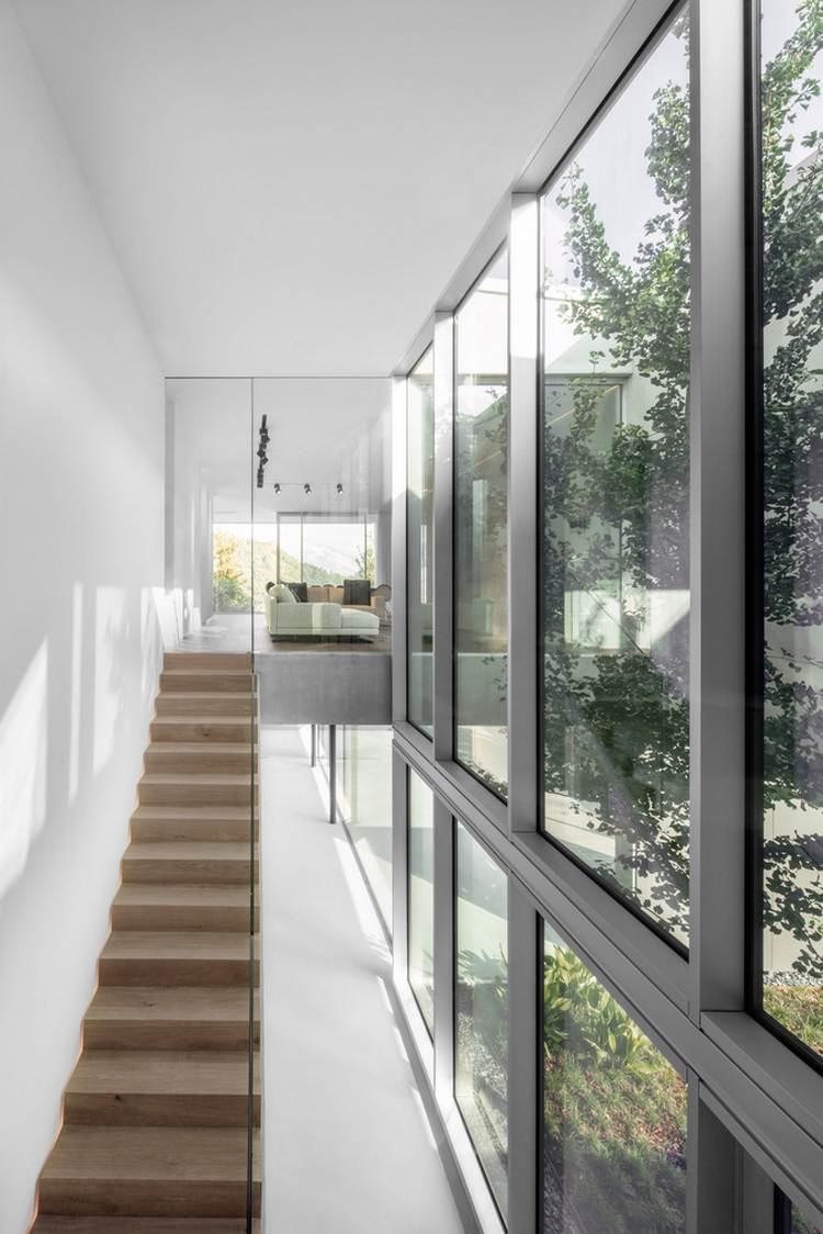 منزل خرساني مكشوف casa mf نوافذ زجاجية كبيرة حديثة تصميم بسيط درج خشبي أريكة حديقة في الطابق العلوي في الطابق الأول