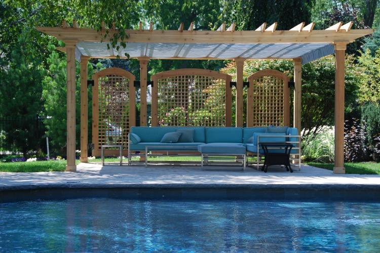 دعوة عريشة حمام السباحة ذات شاشة الخصوصية مع أريكة ومقاعد تسمح للحماية من أشعة الشمس لتوفير الظل في الحديقة
