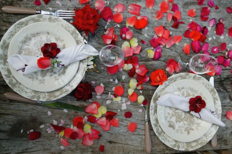 ديكورات مائدة احتفالية ليلة رأس السنة رومانسية لشخصين