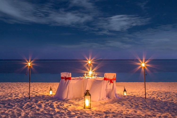 عشاء رومانسي على الشاطئ ليلة رأس السنة في الدفء