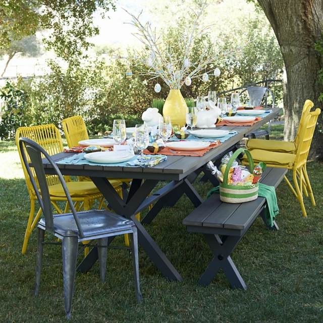 طاولة حديقة ملونة وكراسي صفراء أفكار لتزيين الطاولة